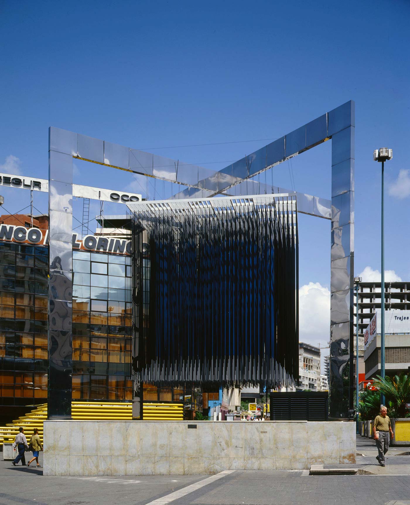 Soto Cubo virtual azul y negro 1983