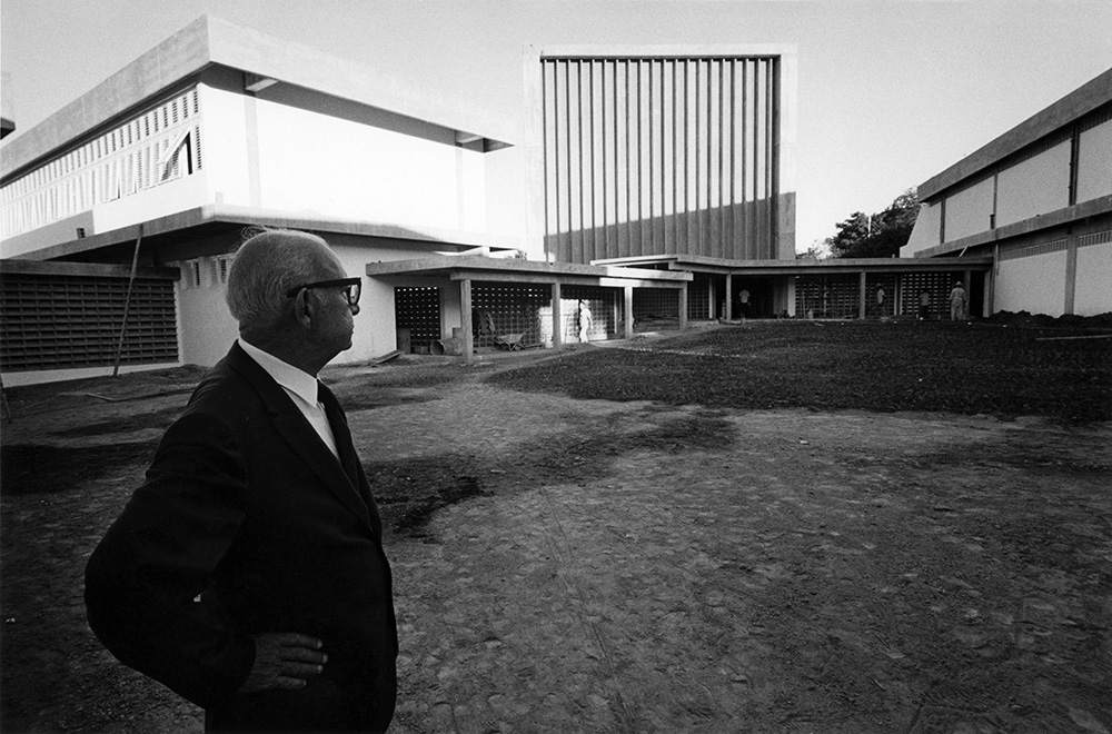 Carlos Raul Villanueva in front of the Jesús Soto Museum Foundation 1973