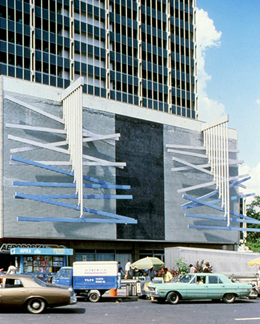 Soto Torre Capriles 1969 Escultura volada Plaza Venezuela Caracas