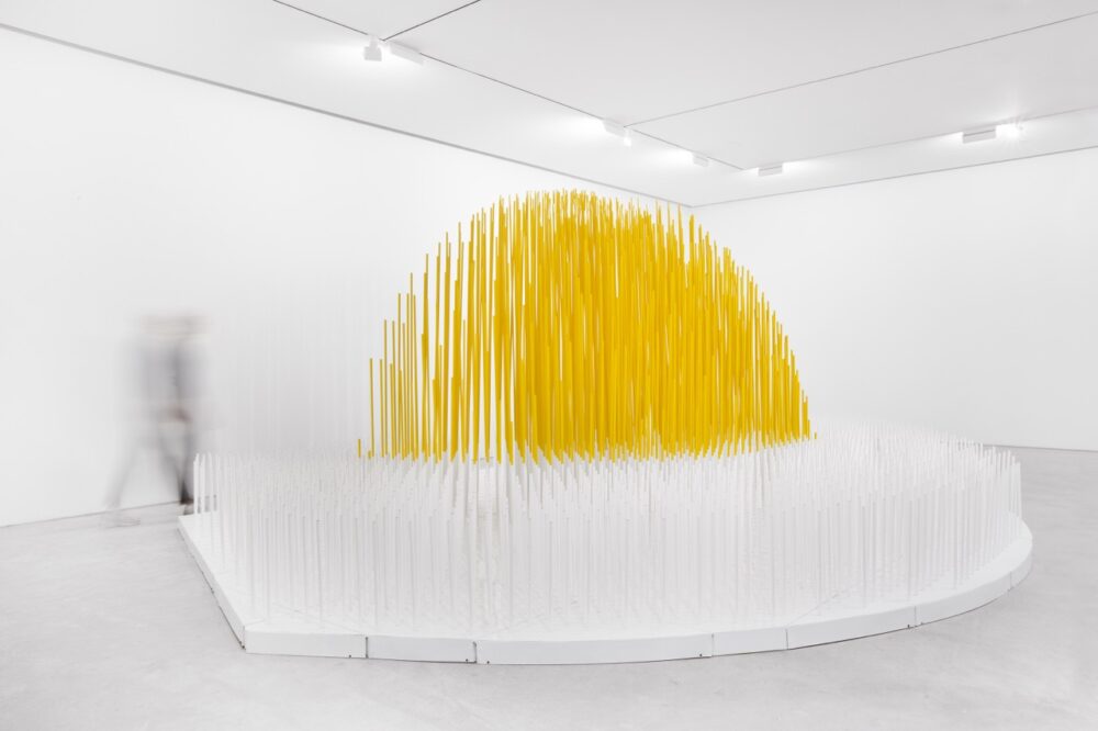 Ascaso Gallery, Miami, USA April 10 - June 16, 2025 Curated by @javiermartinart "Extension et demi-sphère (Media esfera amarilla y blanca)", 1991 285 x 770 x 650 cm Exhibition views of ‘Sculptors : Material Conversations‘ at @ascasogallery, Miami, 2025 Photo : Javier Martin, Courtesy Ascaso Gallery Sculpture is a conversation between material, form, and vision. This exhibition brings together artists who challenge and expand this dialogue. The exhibition is on view through June 16. #ascasogallery #materialconversations #jesussoto #miami #exhibition #art #sculptors