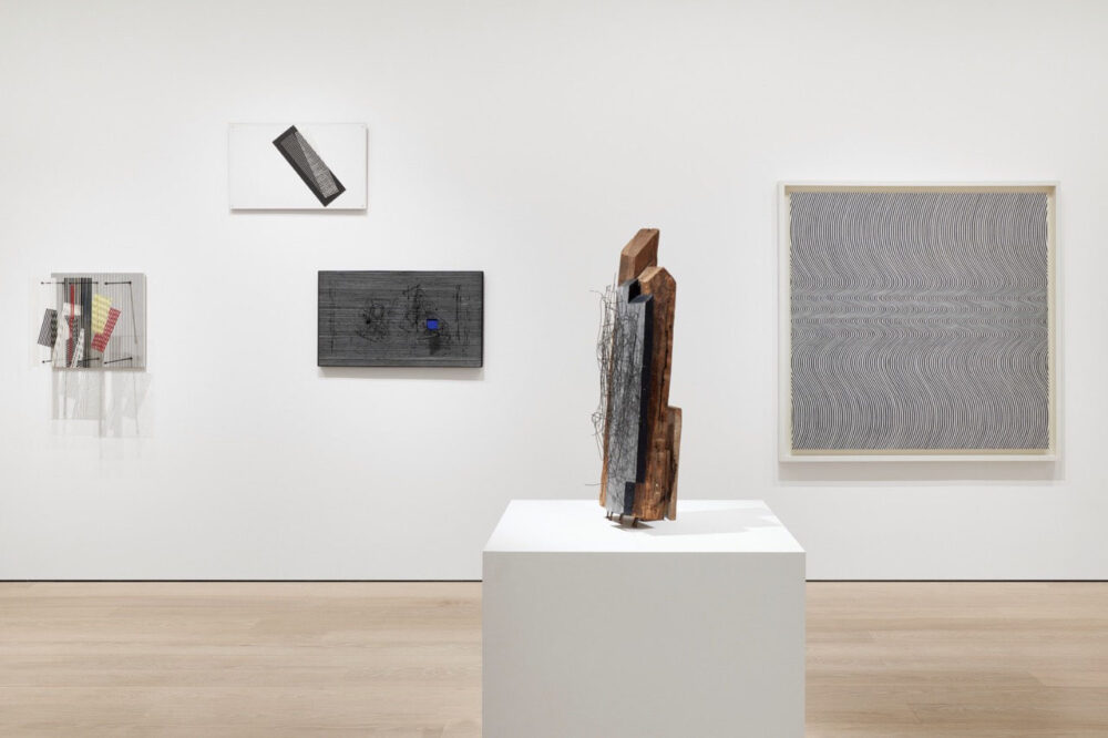 Photos copyright : Installation view of Gallery 410: Good Vibrations, The Museum of Modern Art, New York, March 21, 2025–ongoing. Photograph by Martin Parsekian. Digital image © 2025 The Museum of Modern Art, New York. © 2025 Bridget Riley. All rights reserved. Courtesy the artist and David Zwirner © Jesús R. Soto / ADAGP, Paris 2025